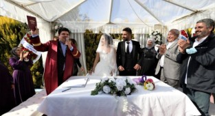 Nikâh rekortmeni Buca'ya teşekkür belgesi