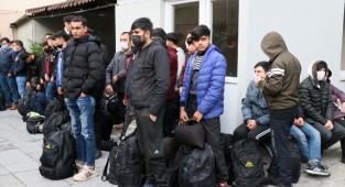 Polisten kaçan minibüsten Afganlar çıktı!