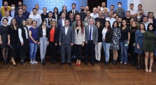 Sağlık çalışanları zammı umutla bekliyor