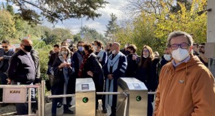 Sosyal medya paylaşımları nedeniyle Profesör kampüse alınmadı 