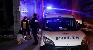 Tartışan iki sevgili evde birbirini bıçakladı 