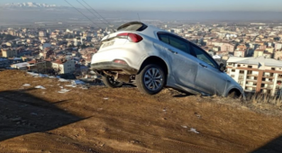 Yoldan çıkan otomobil, uçurumun kenarında asılı kaldı