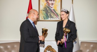 Başkan Soyer milli cimnastikçi Şenman’ı ağırladı