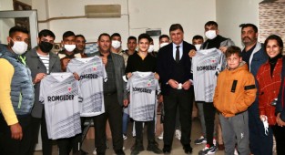 Başkan Tugay'dan Roman gençlere destek