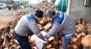 Bornova’da ihtiyaç sahiplerine yakacak yardımı