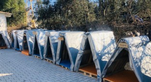 Bornova'da soğuk kış günlerinde can dostlarına kulübe 