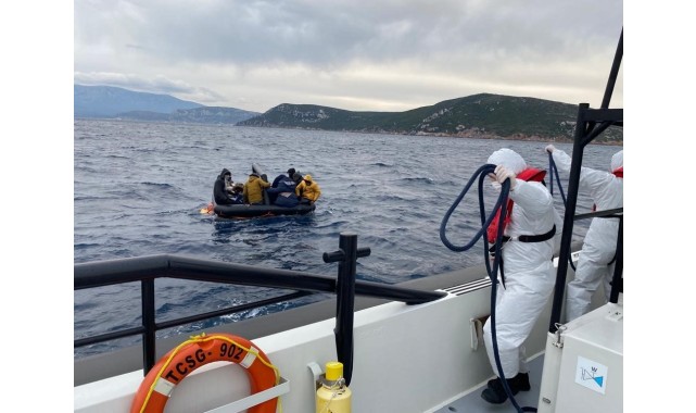 Can salında ölüme itilen göçmenleri Sahil Güvenlik kurtardı