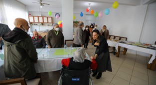 Efes Selçuk'ta Başkan'dan yılın ilk mesaisi huzurevine