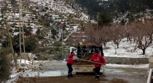 Kemalpaşa'da kar ve buzlanmaya karşı mücadele devam ediyor