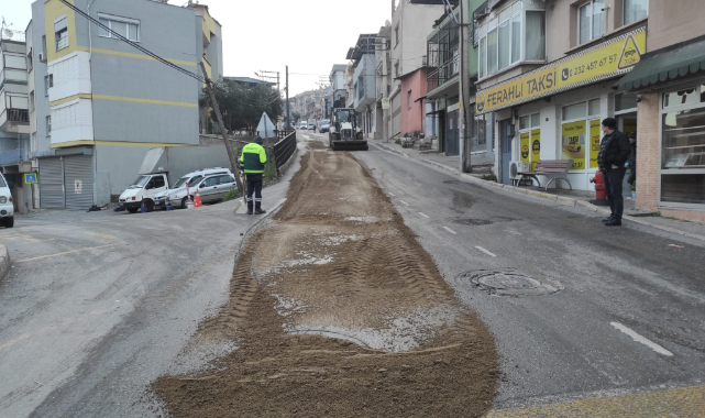 Konak'ta buzlanmaya karşı tuzlama önlemi!