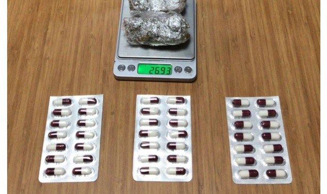 Polisi görüp kaçmaya çalıştı, attığı poşetten uyuşturucu çıktı