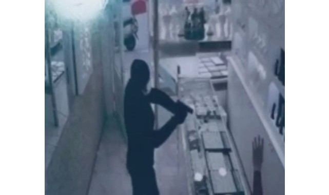 Silahla girdi, altınları alıp kayıplara karıştı