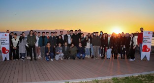 Bayraklı gençlere emanet!