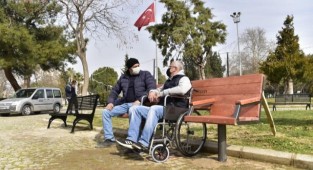 Bornova’nın parklarına “Engelsiz Bank”