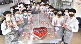 Bornovalı kursiyerlerden Sevgililer Günü'ne özel pasta