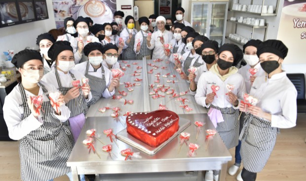 Bornovalı kursiyerlerden Sevgililer Günü'ne özel pasta