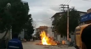 Çiğli'de doğalgaz paniği! Borudan çıkan gaz tutuştu