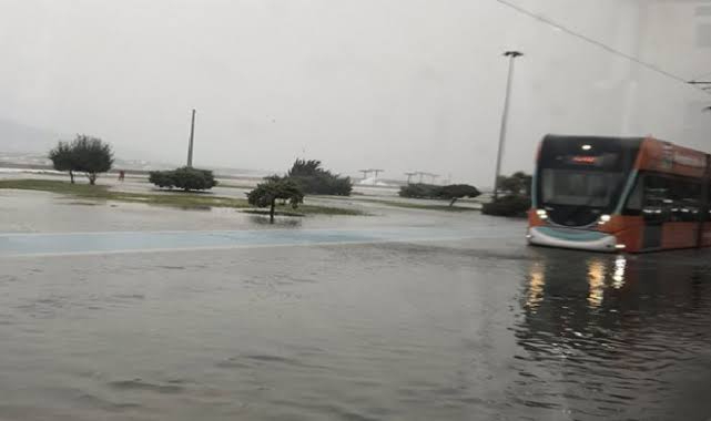 İzmir'de ulaşımı sağanak vurdu!