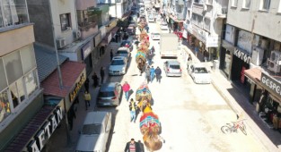 Torbalı’da develer kortej yürüyüşünde boy gösterdi