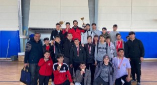 Bayraklılı güreşçiler turnuvaya damga vurdu!