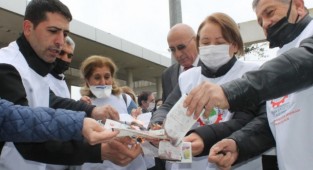 İzmir'de emeklilerden 'zam' protestosu: Fatura yaktılar!