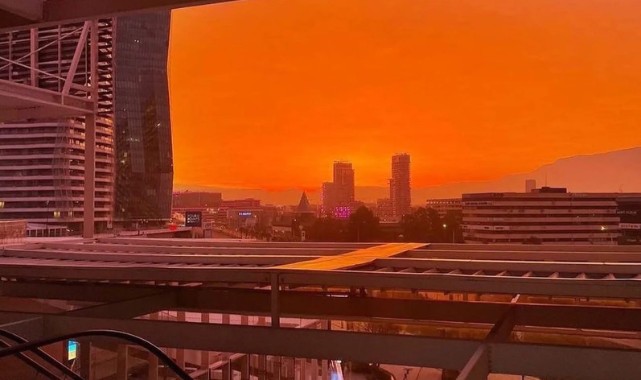 İzmir’de güneş ışınları gökyüzünü kızıla boyadı