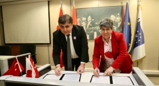 Karşıyaka'da 8 Mart öncesi anlamlı protokol: 