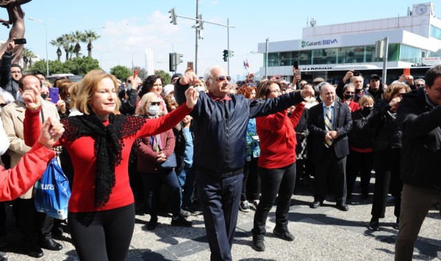 Karşıyaka'da ileri yaş haftası kortejle noktalandı