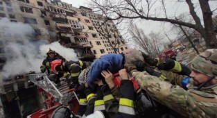 Rus birlikleri Kiev’de bir apartmanı vurdu: 3 ölü 12 yaralı!