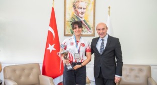 Başkan Soyer genç dövüş şampiyonu Gürel’i ağırladı