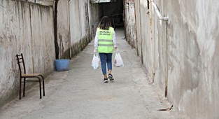 Bayraklı Belediyesi'nden 10 bin kişilik iftar paketi