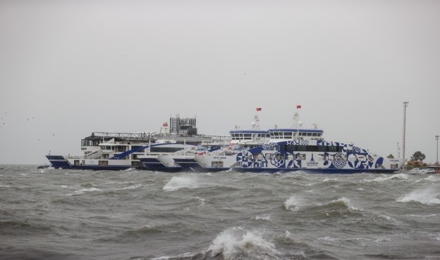 İZDENİZ'e fırtına engeli... Seferler iptal!