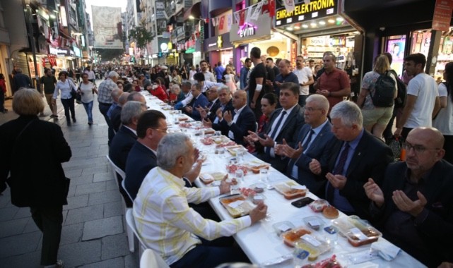 Karşıyaka’da binler iftarda buluştu