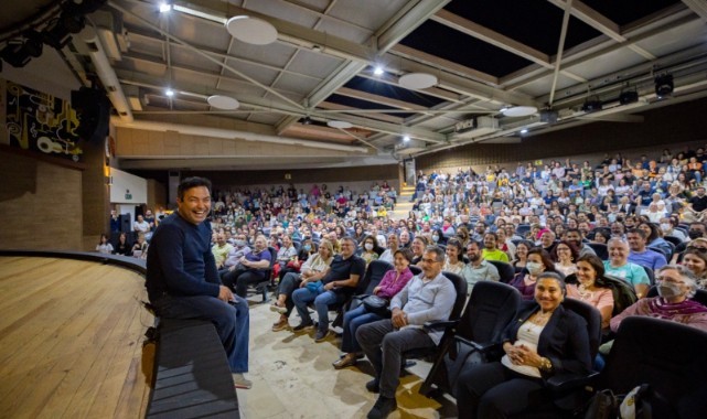 Ahmet Şerif İzgören'e memleketinde büyük ilgi