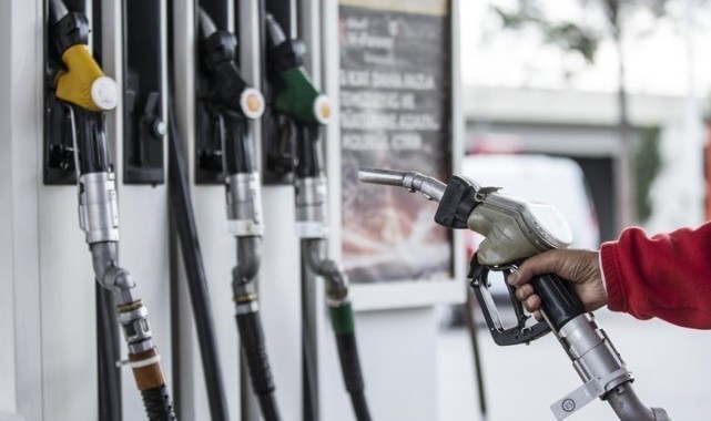 Aynı hafta içinde 2 lira zamlanan benzine, bu kez 1 TL indirim geldi