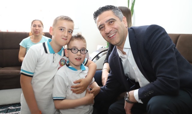 Başkan Kayalar'dan minik Engin'e duygulandıran ziyaret