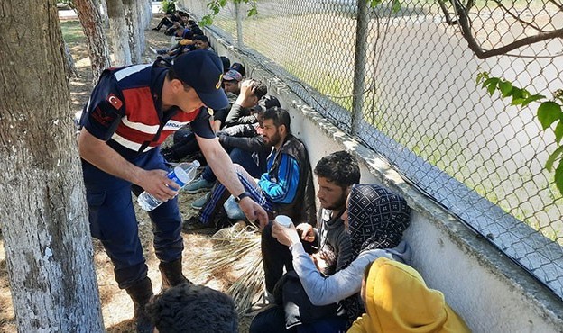 İzmir'in 5 ilçesinde 237 kaçak göçmen yakalandı