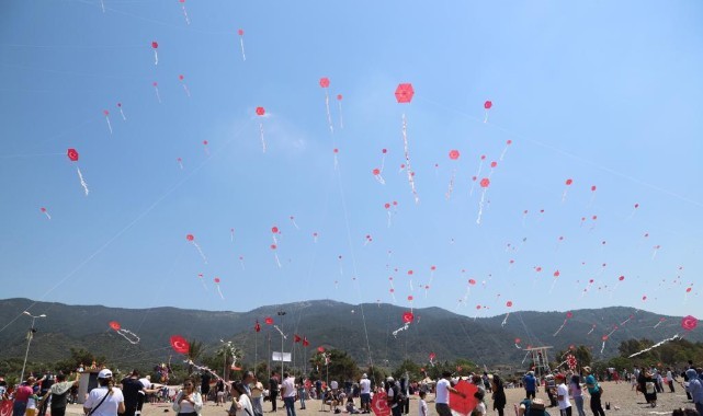 Menderes’te gökyüzü uçurtmalarla renklendi