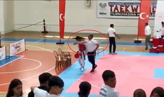Tepki çeken olay: Antrenör, kaybeden genç sporcu kızı tokatladı