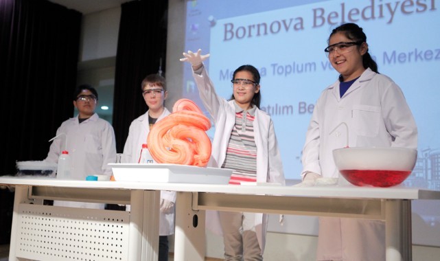 Bornova’da çocuklara oyunlarla bilim kampı