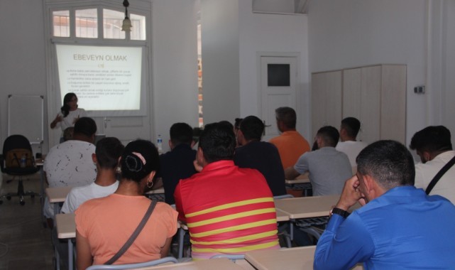 Konak Gençlik Destek Merkezi bağımlılıkla mücadele seminerlerine ev sahipliği yapıyor