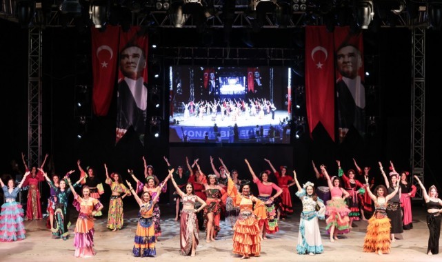 Konak’ta 300 halk dansçısı şenlikte sahne aldı