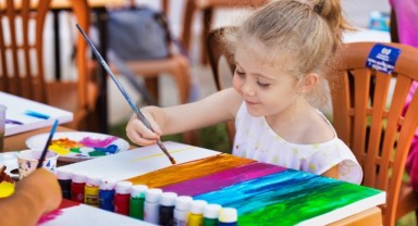 Minik ressamlar tuval başında