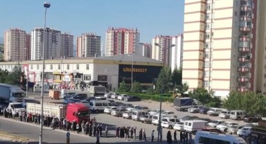 AKP’nin kalesinde kuyruklar uzadıkça uzadı