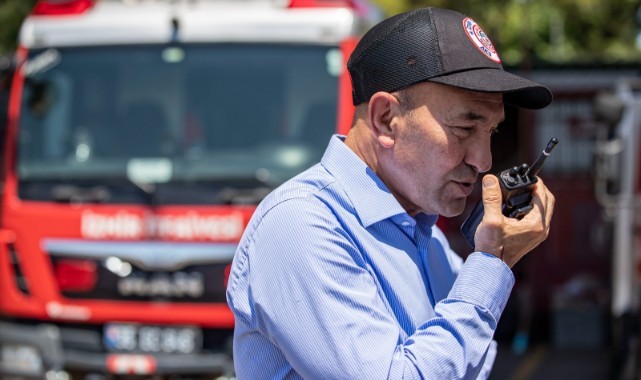 Başkan Soyer alevlere karşı mücadele eden itfaiye personelini ziyaret etti