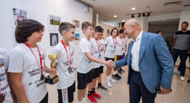 Başkan Soyer, Özel Eraslan Okulu’nun şampiyonlarını ağırladı