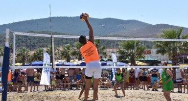Foça’da plaj voleybolu heyecanı