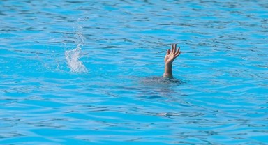 İzmir'de acı olay! Boğulma tehlikesi geçirenleri kurtarmak isterken...