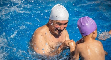  İzmirli minikler portatif havuzlara kavuştu