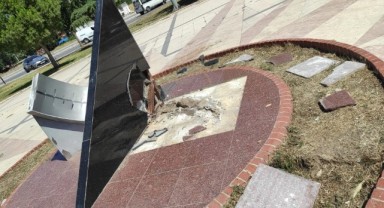 Konak’ın parkları vandalların hedefinde!